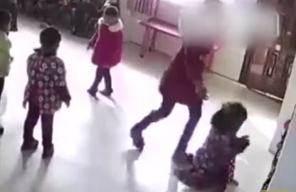 بالفيديو - كاميرات المراقبة ترصد تصرفات مروعة لمعلمة داخل حضانة