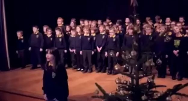 فيديو رائع - طفلة مصابة بالتوحد تصبح نجمة بأدائها الرائع.. شاهدوها!؟