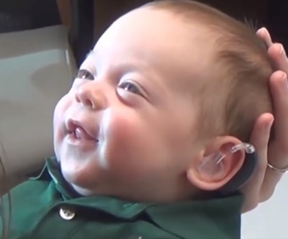 فيديو مؤثّر يجتاح الإنترنت.. شاهدوا ردّة فعل طفل بعد سماع صوت أهله للمرّة الأولى