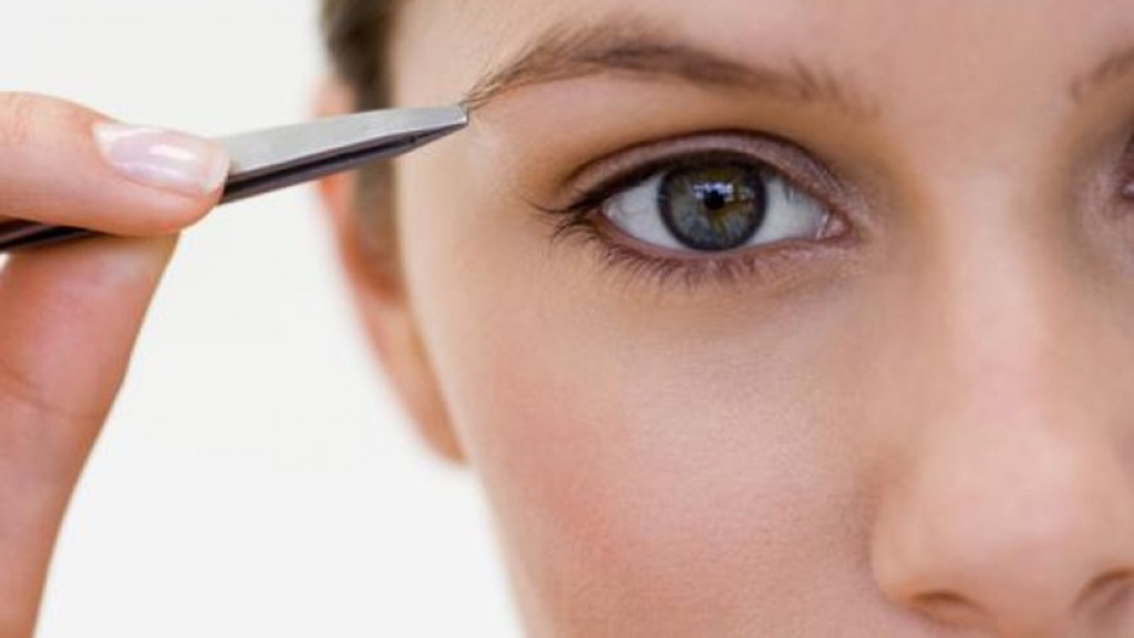 وسيلتان لتجنب الألم عند نتف حاجبيك