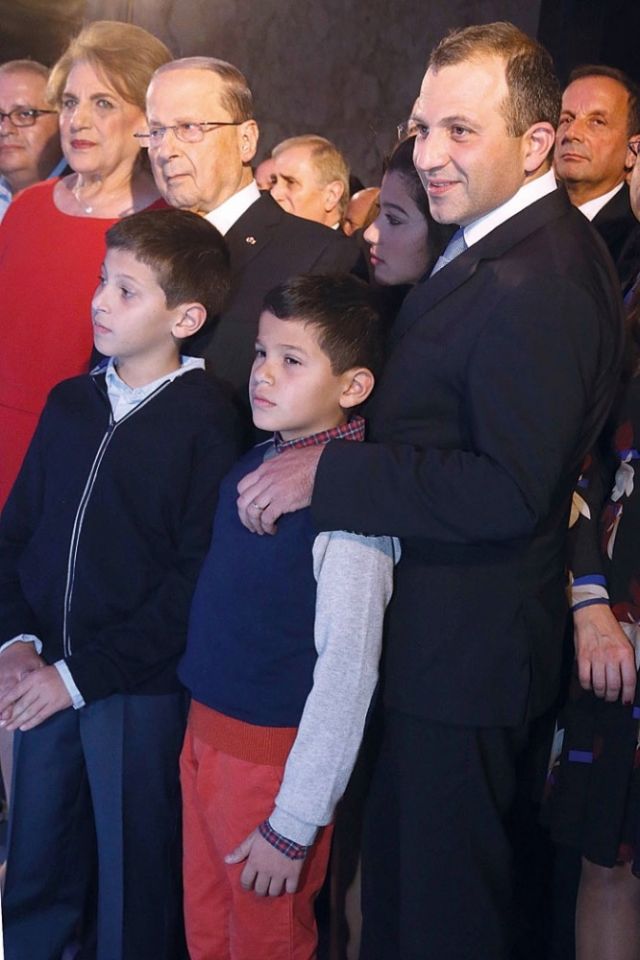 جبران باسيل وولداه مع الرئيس والسيدة الأولى