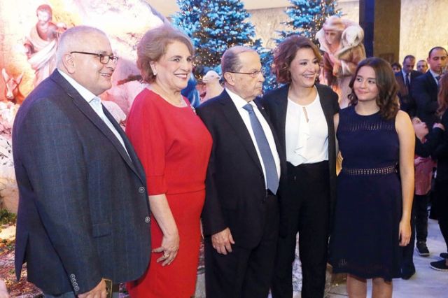 ميراي وروي الهاشم وابنتهما مع الرئيس والسيدة الأولى