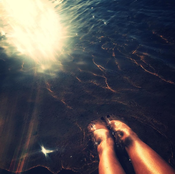 من هي النجمة العربية التي أشعلت الإنترنت بهذه الصورة؟