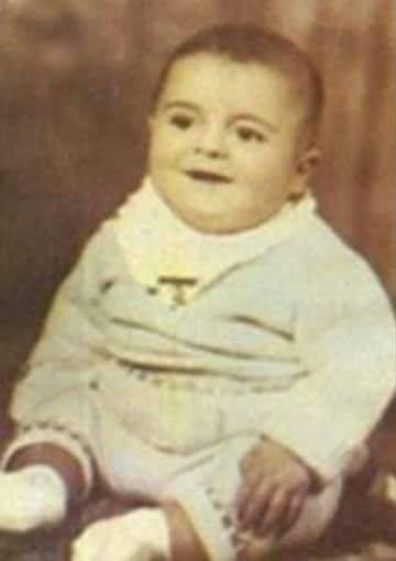 بالصور النادرة - خمّنوا هذا الطفل أي نجم عربي أصبح!