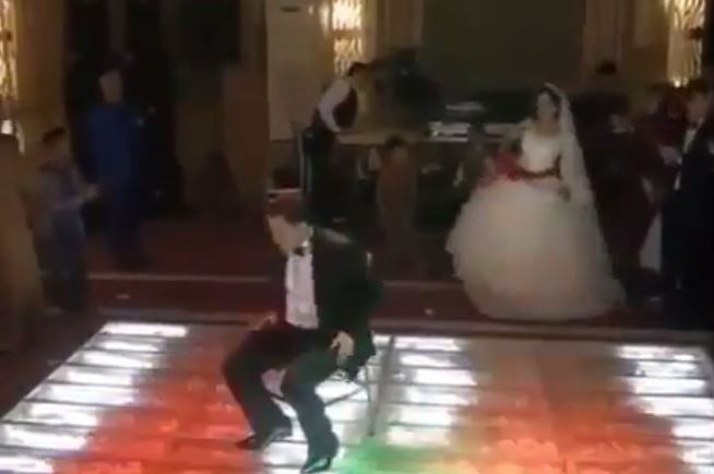 بالفيديو - عروس مصرية ترقص على الطريقة التركية.. شاهدوا ردّ فعل والد العريس!!