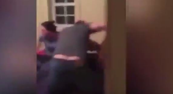 بالفيديو - دخل الى منزله فاكتشف خيانة زوجته.. شاهدوا ردّ فعله وكيف تصرف!!