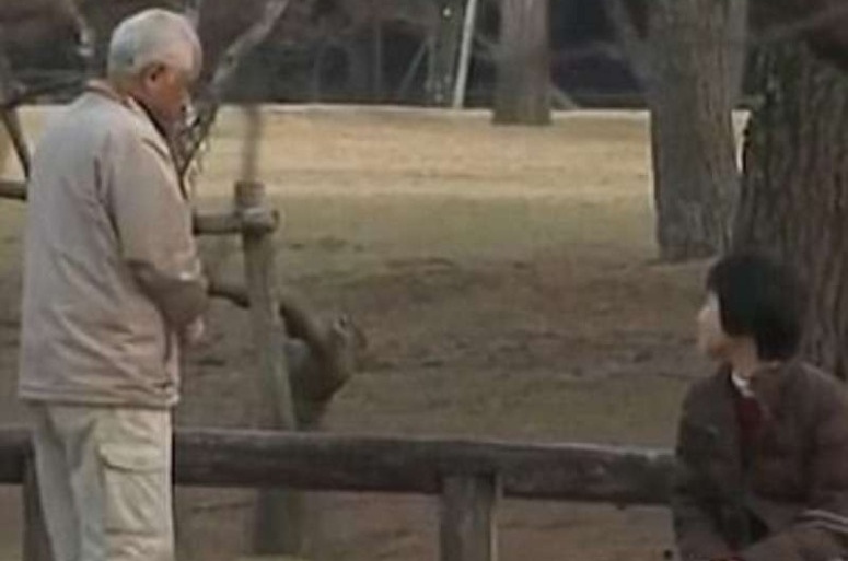 بالفيديو - صمت 20 عاماً عقاباً لزوجته.. وما قاله عن السبب حين تكلّم أذهل الجميع!