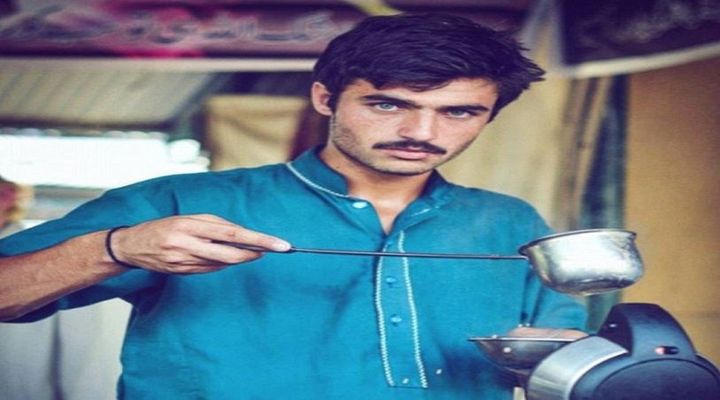 هل تذكرون بائع الشاي الذي أشعل مواقع التواصل.. إليكم ما حل به!