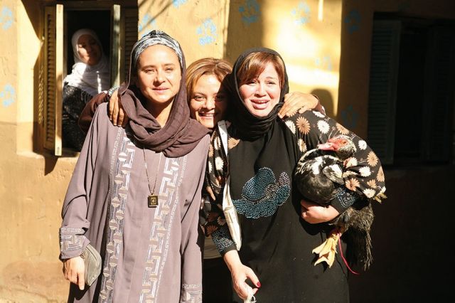 كاملة بوذكرى تتوسط الهام شاهين ونيللي كريم