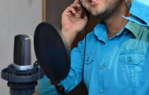 اعتقال مذيع شهير لتورطه في دعارة الأطفال وتهريب البشر.. اليكم التفاصيل!