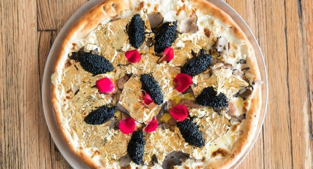 بيتزا بـ2000 دولار.. والسبب أوراق الذهب ومكوّنات غريبة!