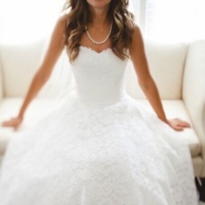 بالصور - نجمة سوريّة تدخل القفص الذهبي بعيداً عن الإعلام... تعرّفوا على العروس والعريس!