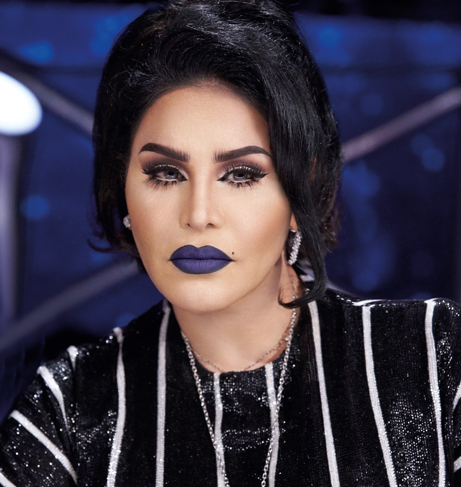 أحلام تُعيد موضة أحمر الشفاه الأزرق بعد ريهانا