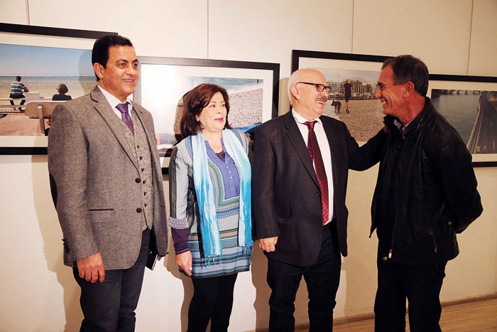 «أصل الهوى نظرة» بعدسة كاتبة