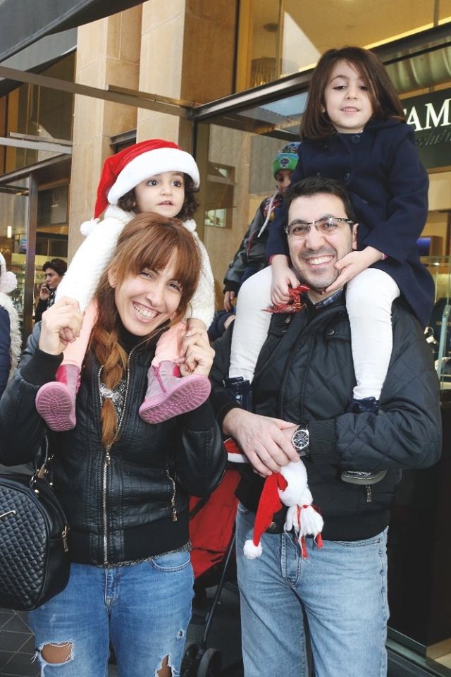 جوزيف وماري بيل شالوحي وابنتاهما 