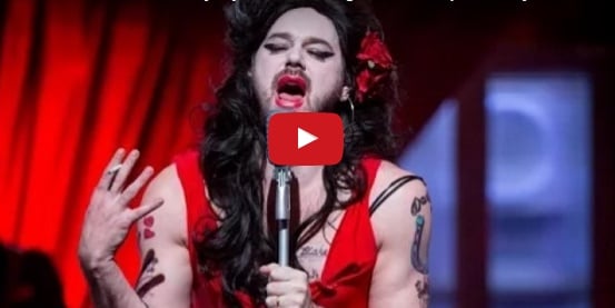 بالفيديو - نجم عالمي تحول لامرأة في مظهر غريب! اليكم التفاصيل