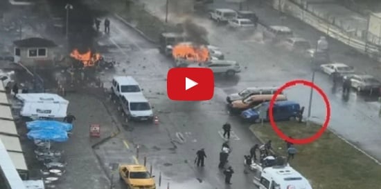 بالفيديو - معركة بالرصاص وتفجير سيارة وسط الشارع في تركيا بعد هجوم اسطنبول