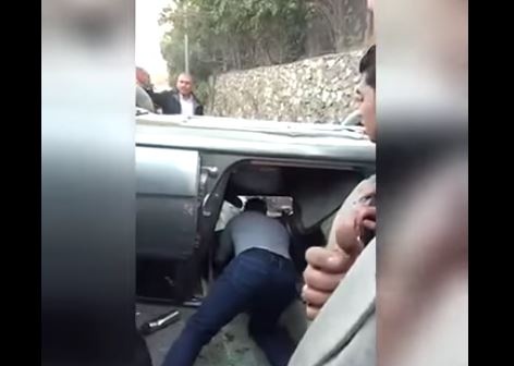 بالفيديو - شاهدوا أحمد السقا يعرض حياته للخطر لينقذ فتاة من الموت!