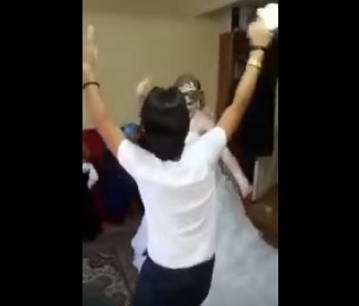 بالفيديو - رقصة غريبة بين عروس وشقيقها تثير الجدل على مواقع التواصل