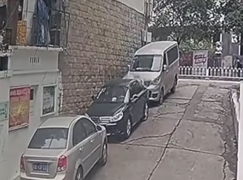 بالفيديو - عروس تقفز من الشرفة بفستان الزفاف هرباً من العريس.. إليكم القصة!!