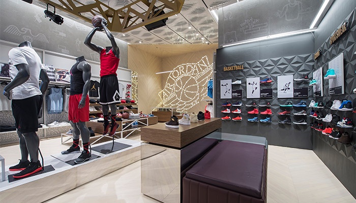 كاميرات مراقبة تكشف تحرش شاب بإماراتية داخل متجر!