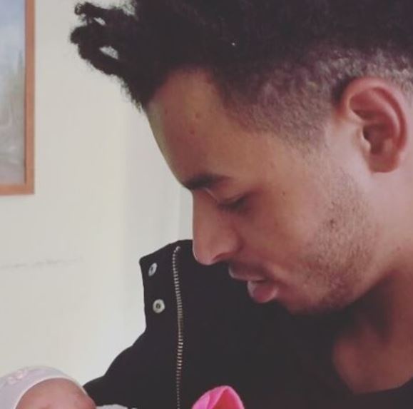 بالفيديو - مي كساب تؤلف أغنية عن الحفاضات لابنتها.. استمعوا الى كلماتها الطريفة!!