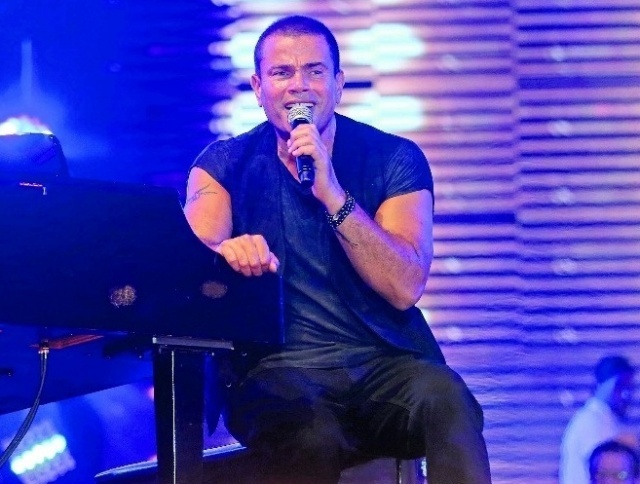 بالفيديو- عمرو دياب بردّ فعل غريب في حفل زفاف.. شاهدوا ماذا حصل!؟