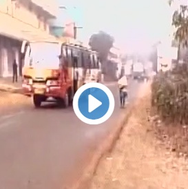 فيديو مؤثر - حمل جثة طفلته لساعات.. والسبب صادم!!