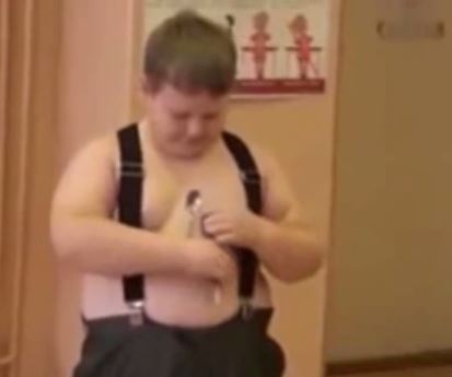 بالفيديو- قوة خارقة تجعل طفلاً يجذب المعادن بطريقة غريبة!