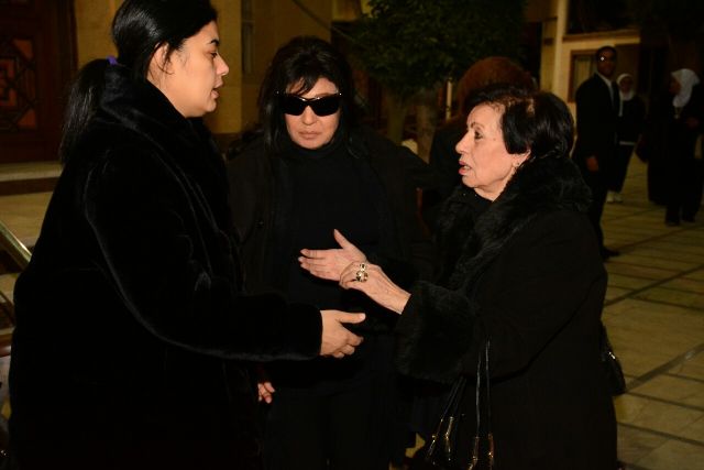 بالصور - إنهيار فيفي عبده وابنتها.. من ساندهما من النجوم؟