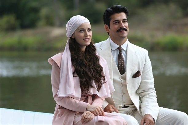 قبل زواجهما- ماذا فعل النجم التركي بوراك مع خطيبته النجمة فهرية؟