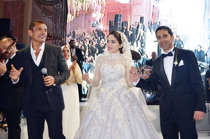 عمرو دياب يحيي زفافاً