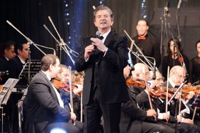 وليد على المسرح
