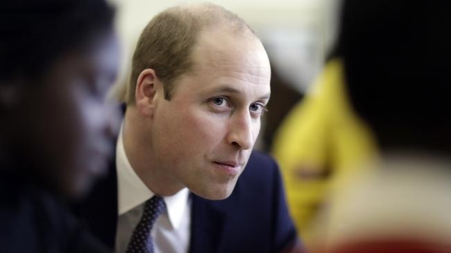 بالفيديو والصور - الأمير وليام يواسي طفلة يتيمة بكلامه عن والدته