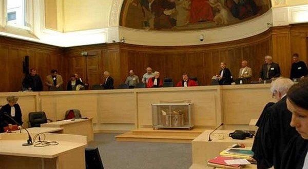 شاب يذبح نفسه في المحكمة لسبب غريب.. إليكم القصة!