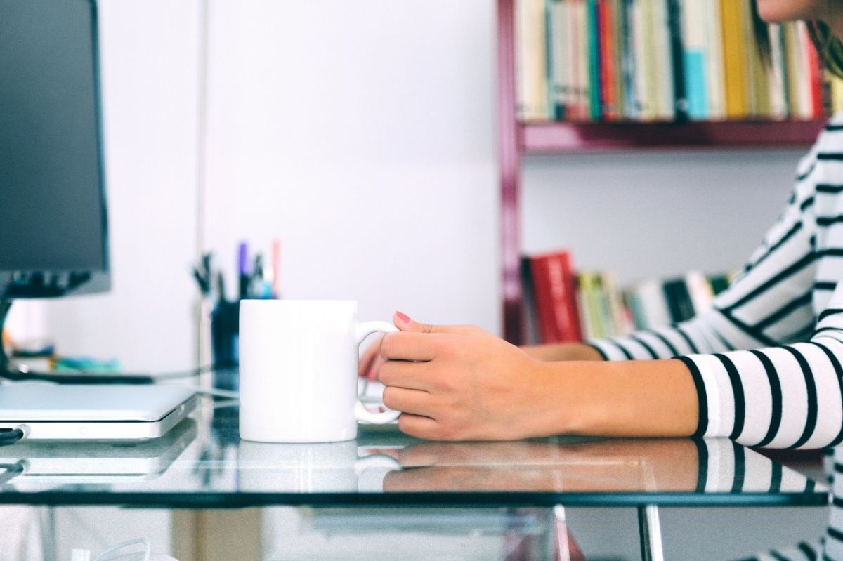 لهذا السبب المهم والخطر جداً.. إغسلوا أكواب العمل في المنزل!!