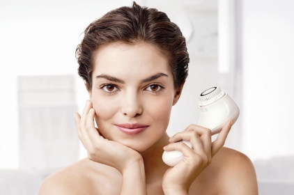 هل أنت بحاجة لفرشاة تنظيف البشرة الكهربائية؟ اليكم الجواب