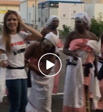بالفيديو - إعلامية مصرية تشعل الإنترنت برقصها مع مشجّعات افريقيّات