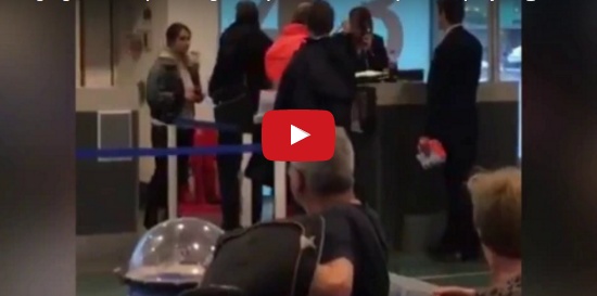بالفيديو - شاهدوا كيف صفعت امرأة موظفة المطار.. لن تصدقوا عنفها!