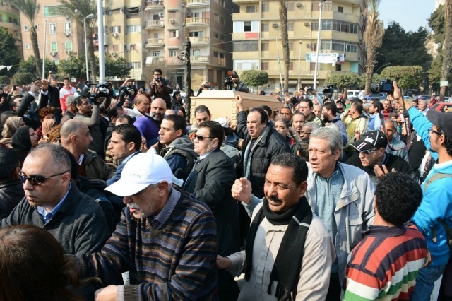 بالصور - نجمة مصرية في جنازة كريمة مختار بالحجاب... هل التزمت به دائماً؟!