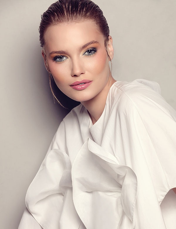 فوق سحابة... طلة نقية، وبشرة متألقة، وظلال مشرقة وأقلام كحل ملونة