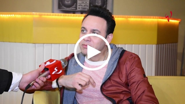 كاميرا لها : مصطفى قمر يكشف حقيقة علاقته مع تامر حسني وماذا قال عن ابنيه والمجاملات