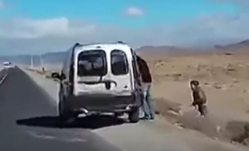 بالفيديو - مغربي يرمي طفلاً من السيارة على الطريق العام!!