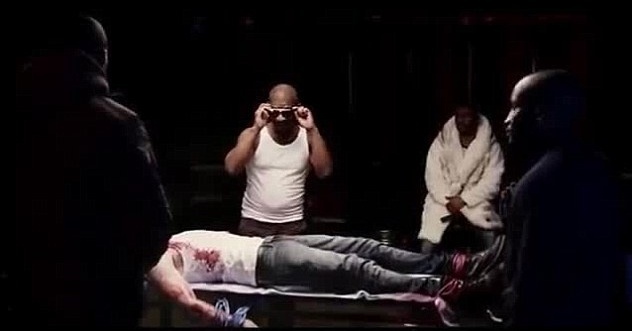 بالفيديو - نجم عالمي يطبق فيلمه على شابة.. عذبها كثيراً قبل اغتصابها!