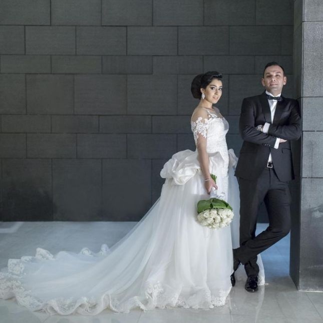 بالصور- نجمات تعرضن لانتقادات بسبب فساتين زفافهن