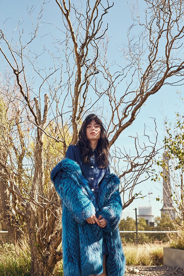 فستان دنيم من Stella McCartney لدى محلات Harrods. معطف فرو من Milusha London 
www.milushalondon.com
