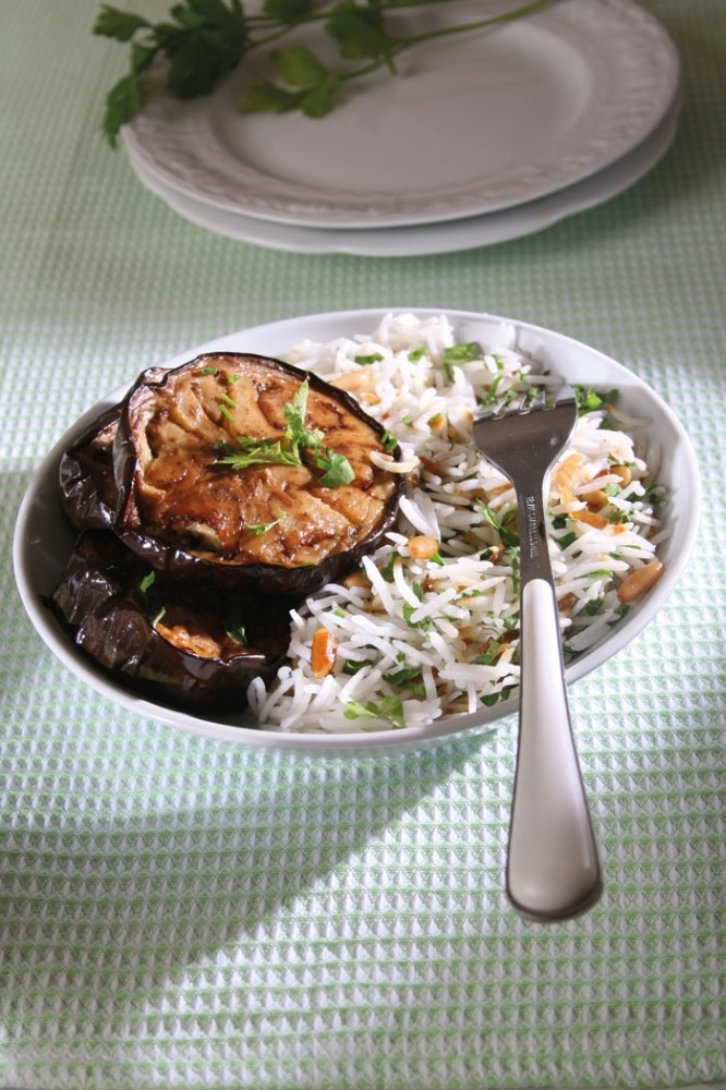 الباذنجان المشوي مع الأرز المتبل