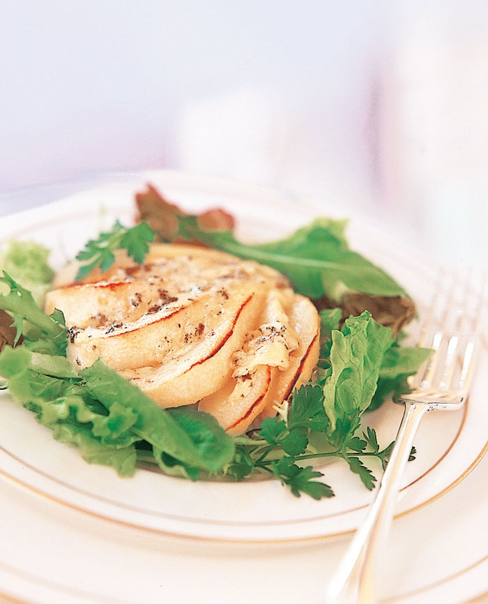 سلطة الإجاص والجبنة الزرقاء