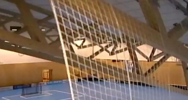 بالفيديو - انهيار سقف ملعب على عدد من المراهقين.. وهذا وضعهم الصحي