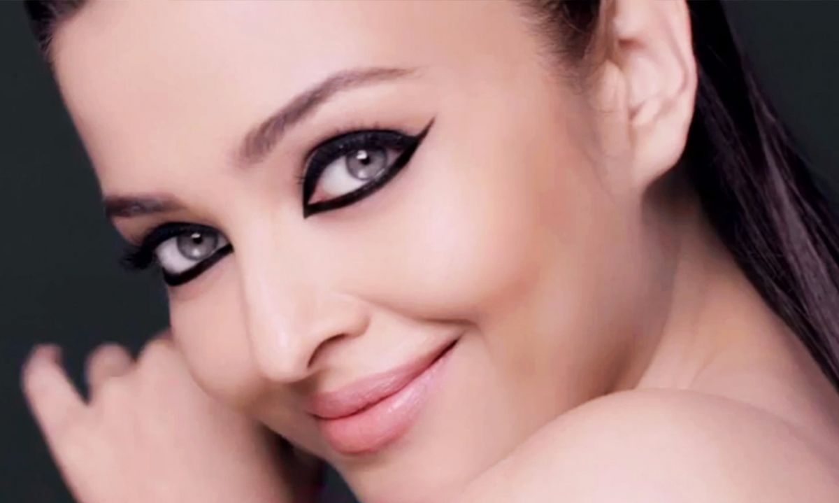 بالفيديو - تعلمي رسم جناح الآيلاينر بالخيط وخلال ثوان!!